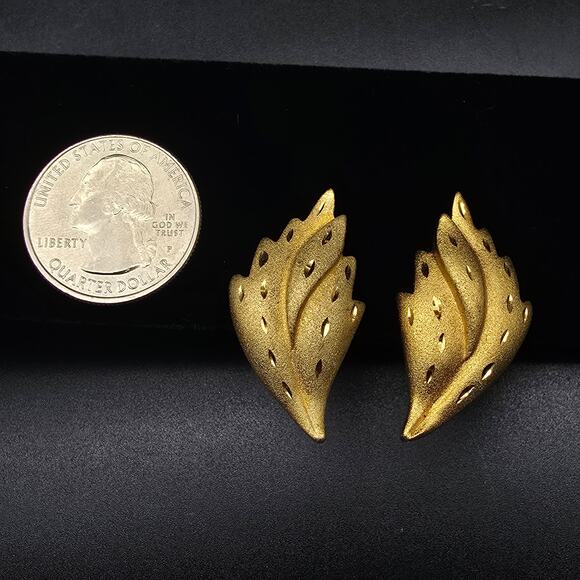 Keys Gold Tone Clip On Screw Back Earrings Bud Leaf Shape Vintage - Picture 2 of 8